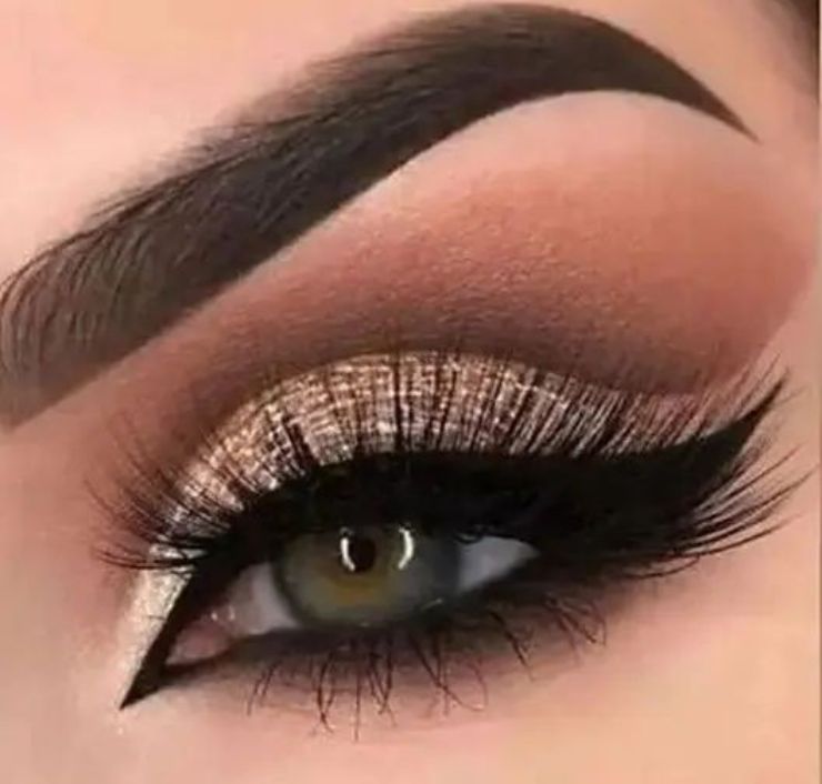 con eyeliner spesso femme fatale look @glitter_makeupp