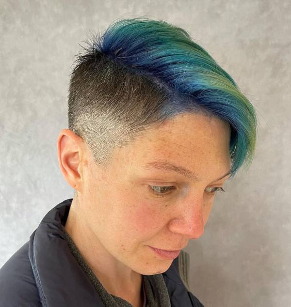 kc_cosmetology Pixie Cut bicolor blu verde 12-12-2022