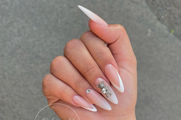 con dettagli semplici french manicure segno @alinellanails._