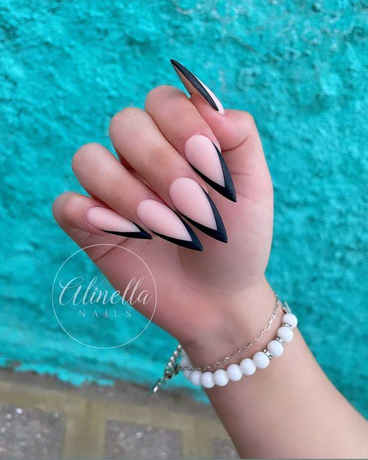 con stiletto nero french manicure segno @alinellanails._