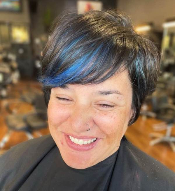 tezesalon Pixie cut nero con ciuffo colorato blu 07-12-2022