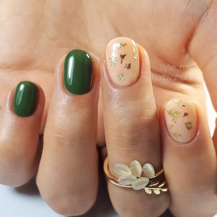 nail art foglia oro e verde bosco @nailbyafsaneh