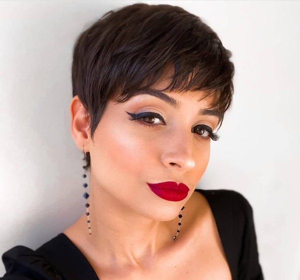 pixie cut occhi scuri