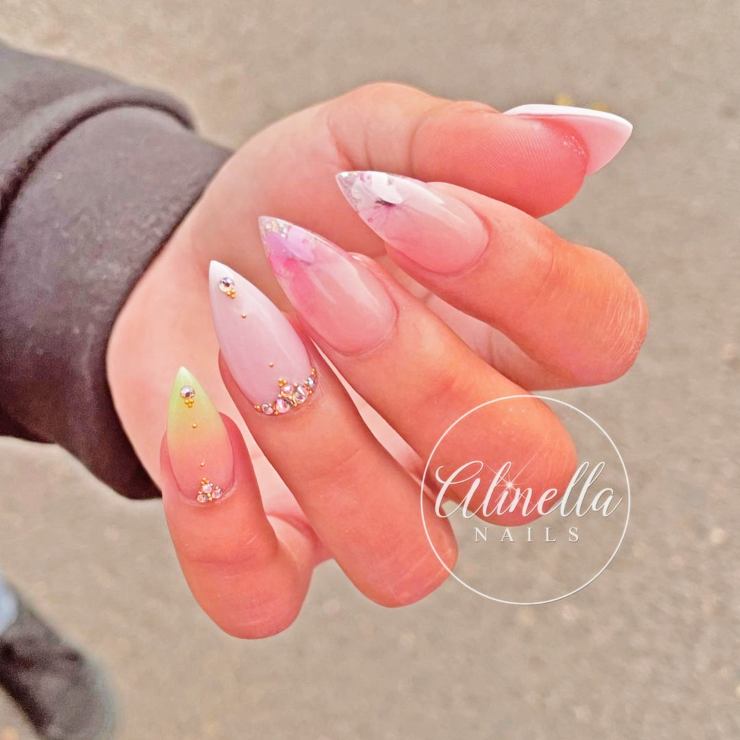 Nail art tendenza 2023 unghie a punta