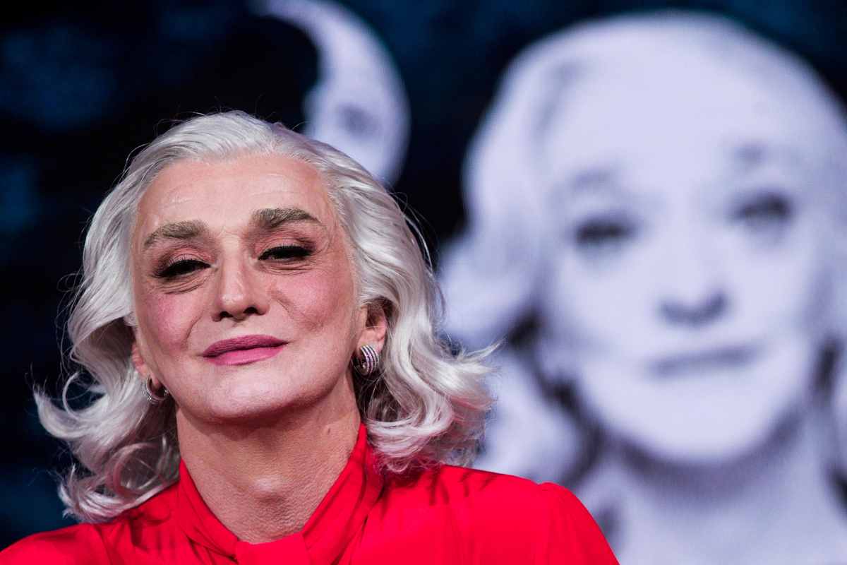 Drusilla Foer stupenda da giovane con lunghi capelli neri