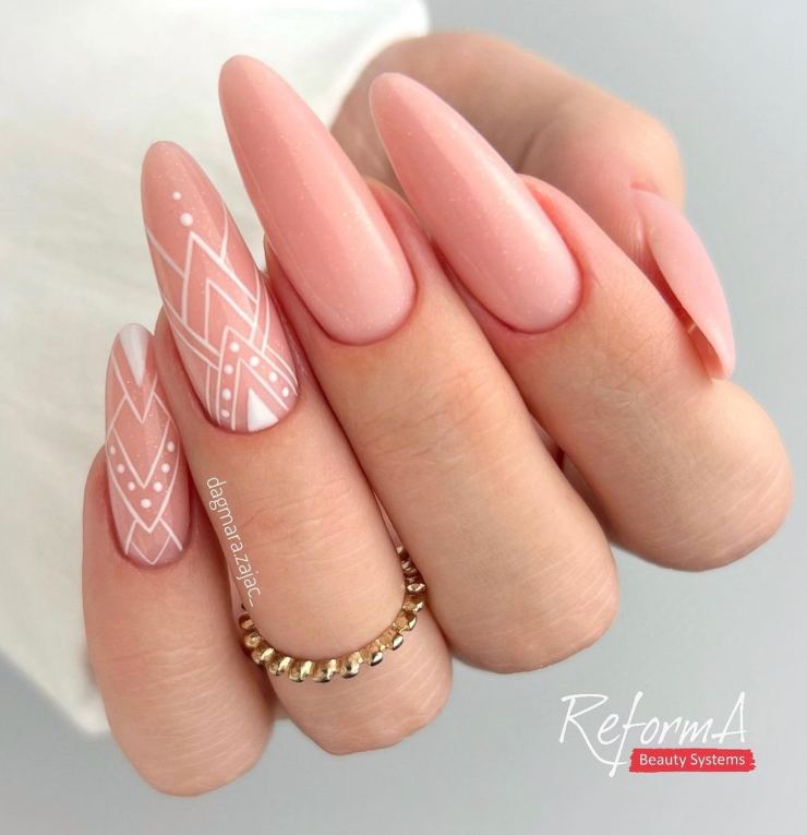 unghie naturali con micro nail art con linee geometriche