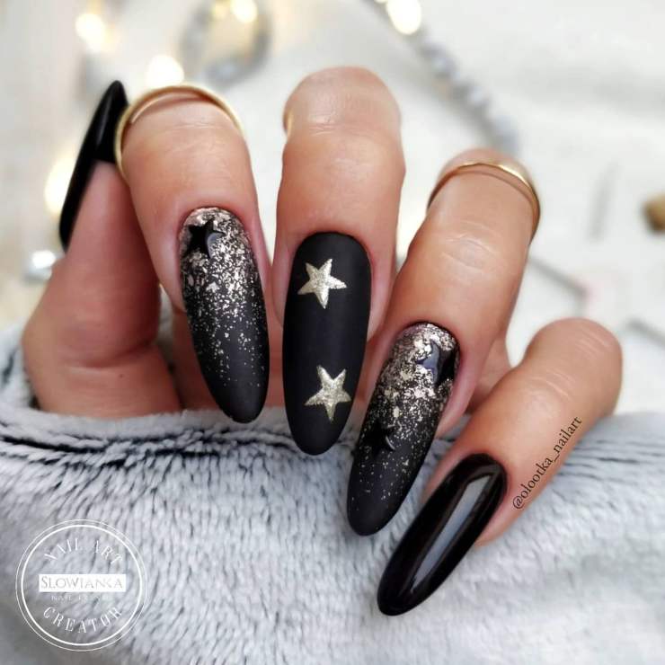 Nail Art black con dettagli in Aurum