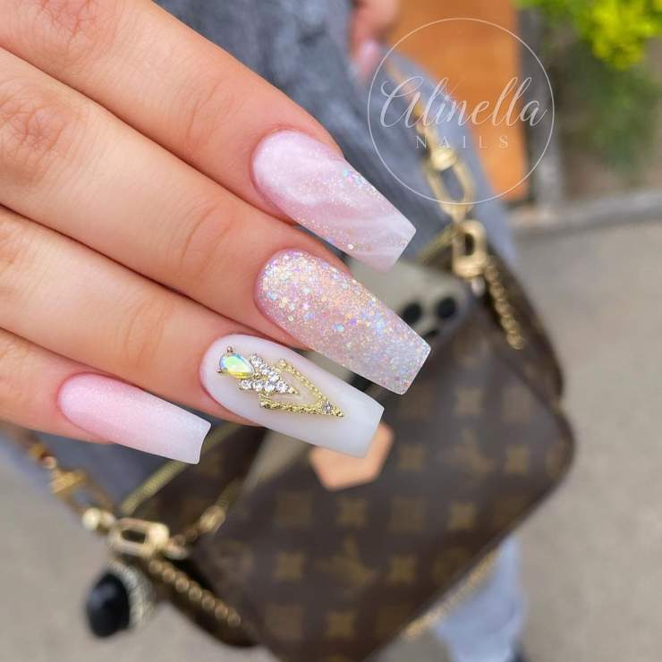 Nail art tendenza 2023 unghie quadrate