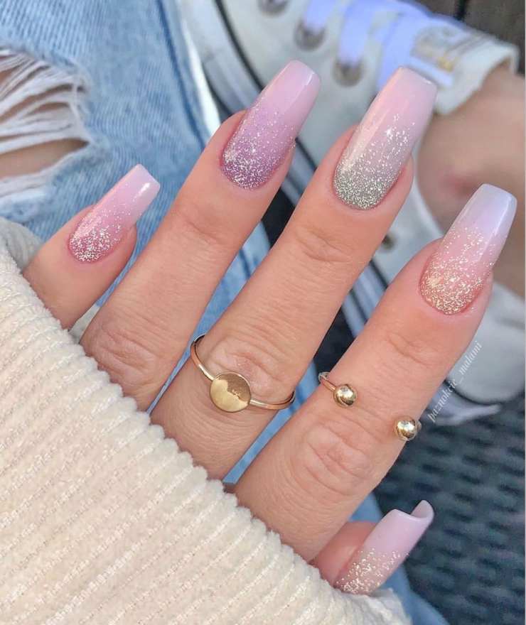 nail art di tendenza con glitter