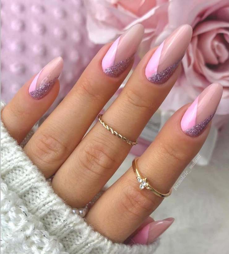 nail art di tendenza con glitter