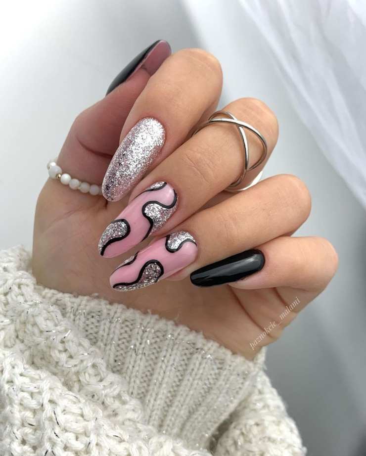 nail art di tendenza argentate e nere