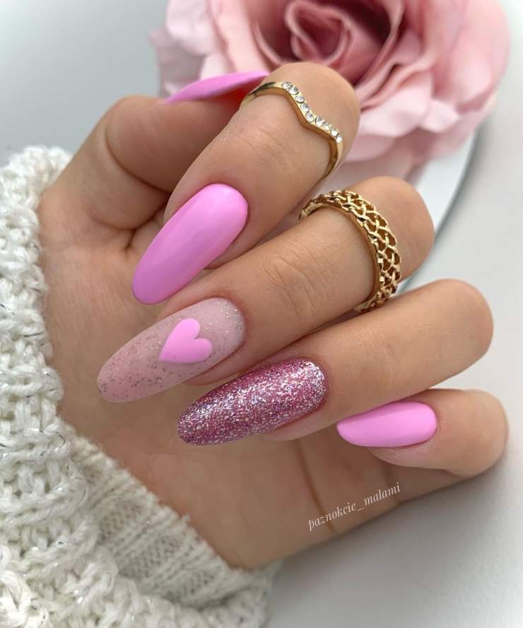 nail art di tendenza con glitter