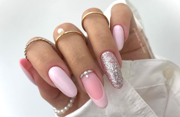 nail art di tendenza con glitter