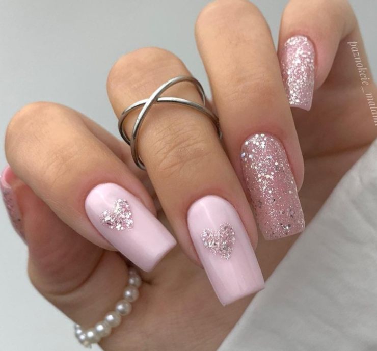 nail art di tendenza con glitter