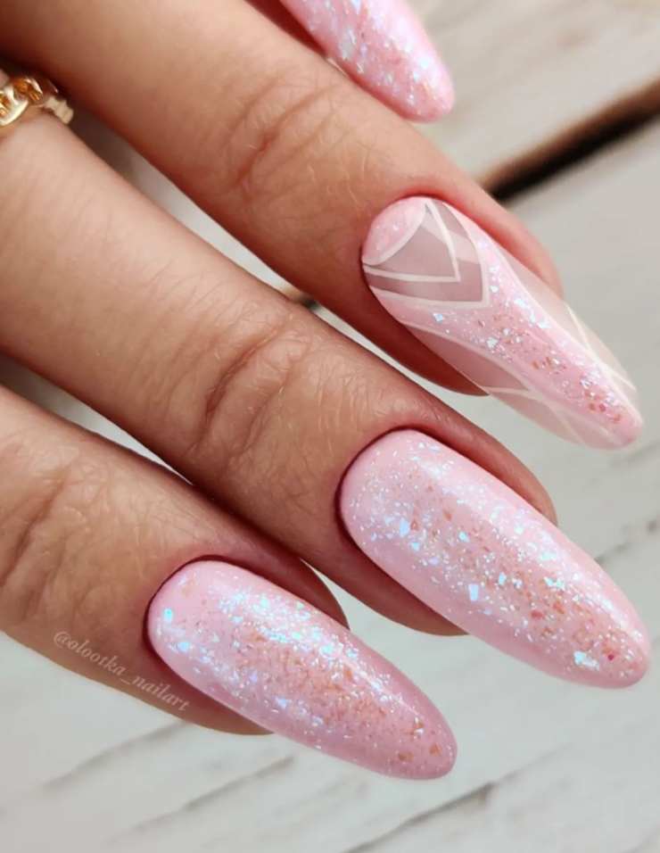 Nail art tendenza 2023 unghie a mandorla