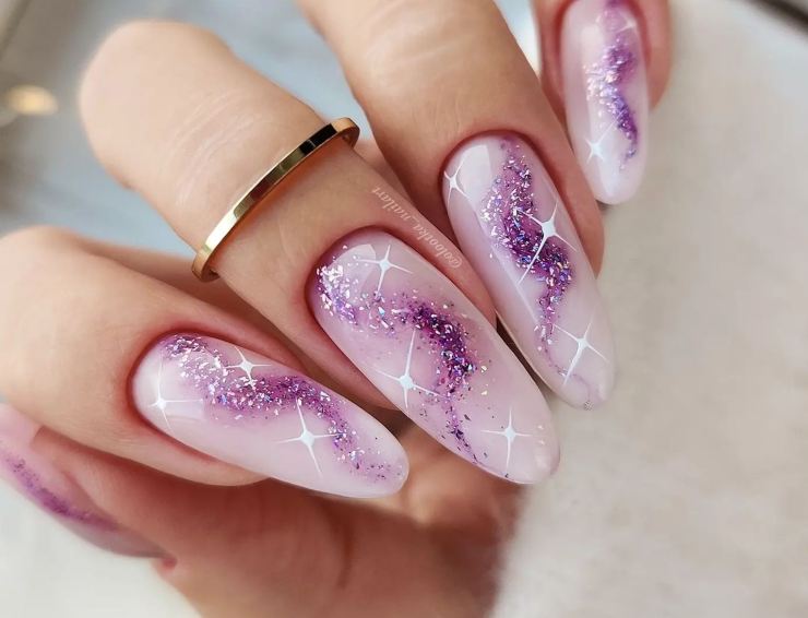 nail art tendenza 2023 con viola