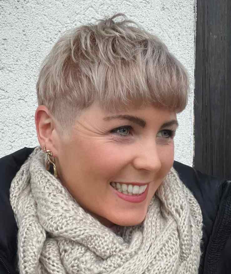 pixie cut frangia simmetrica