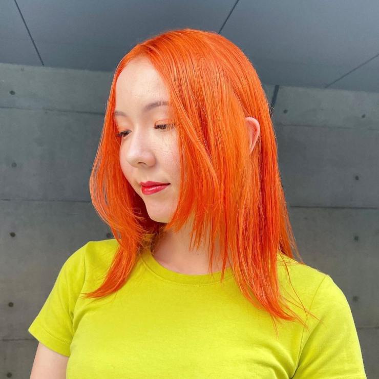 viso ovale look taglio midi arancio fluo