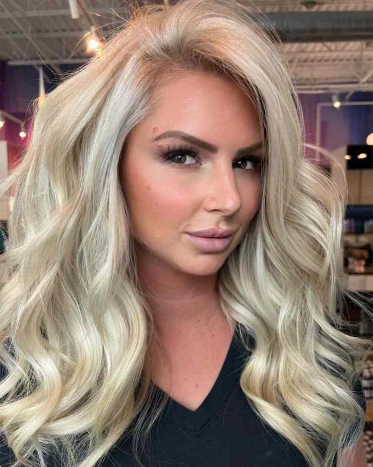 tagli di capelli viso allungato lungo con riga laterale biondo