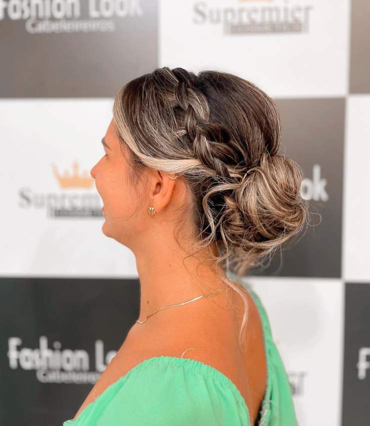 capelli raccolti raccolti con chignon e treccina