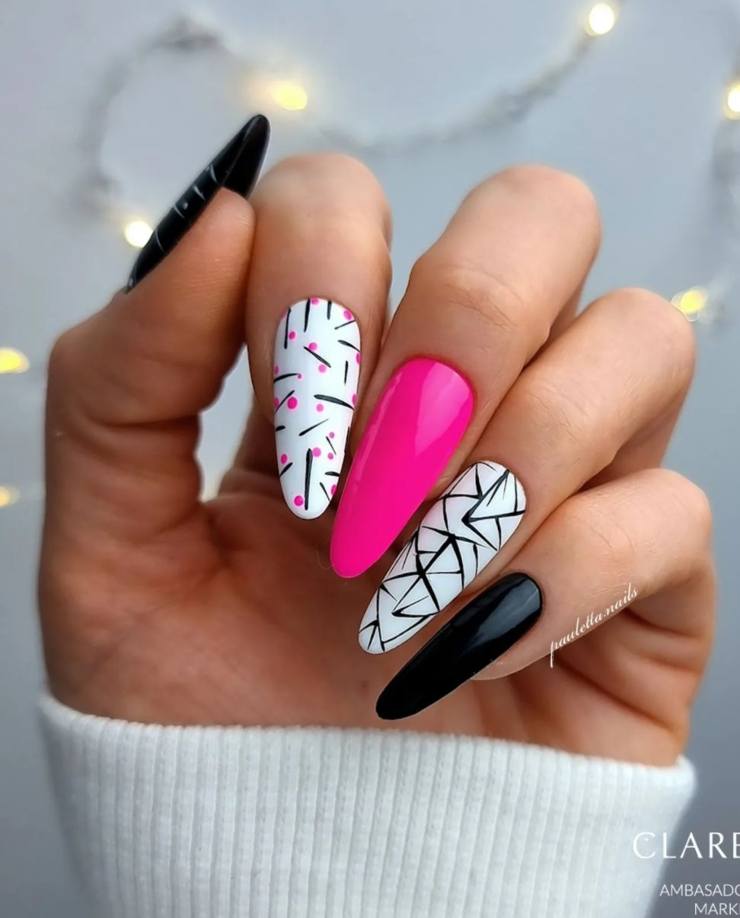 Nail art mix colori nera, fucsia e dettagli