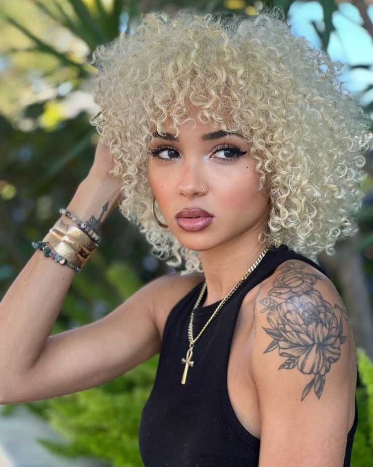 tagli di capelli viso allungato bob riccio afro