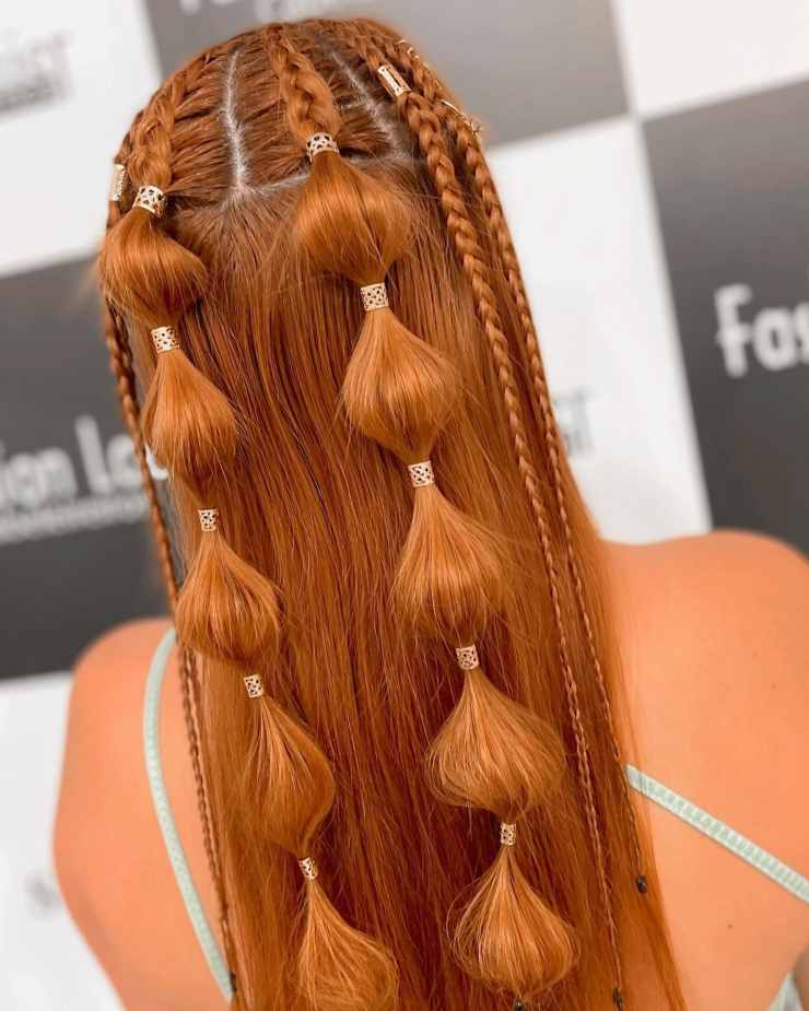 capelli raccolti raccolti con codine pon pon e treccine