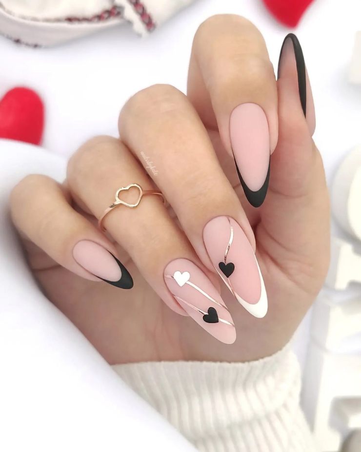 nail art nere con cuori