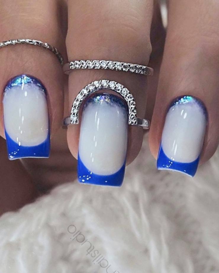 Nail Art di Primavera con french blu