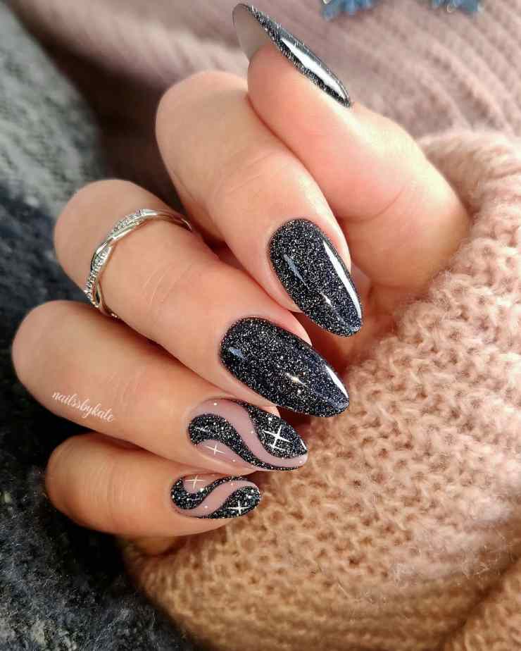 nail art nere con brillantini