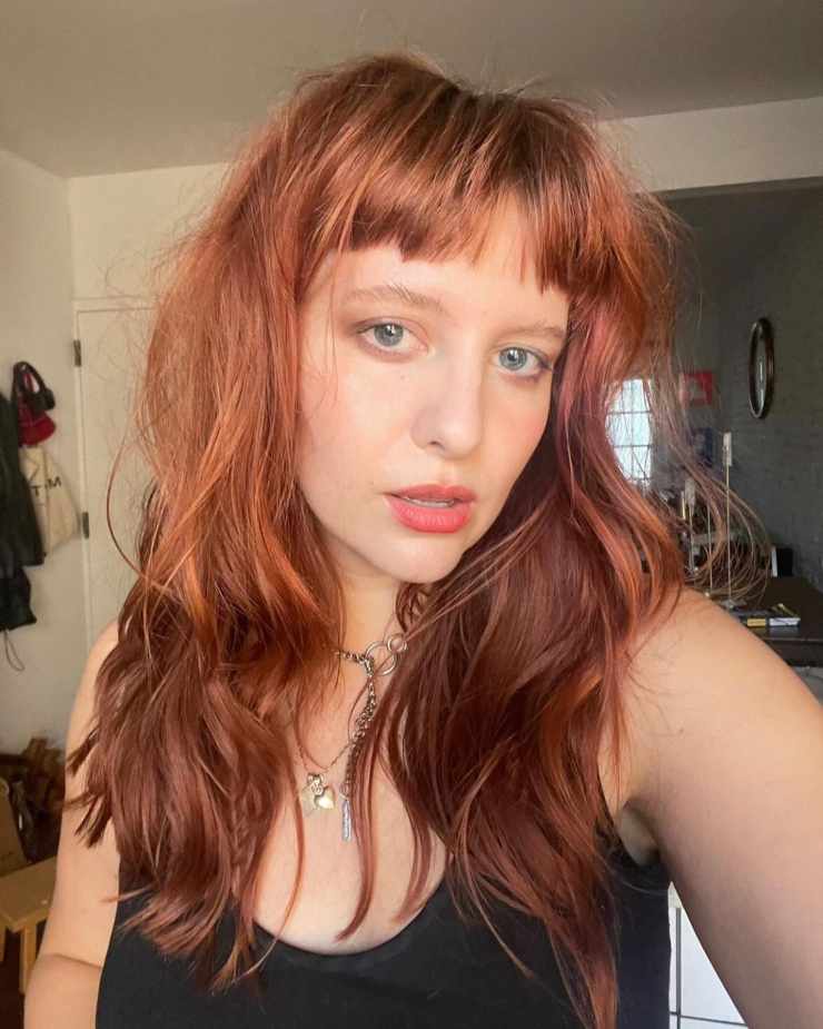 viso ovale taglio lungo rosso con frangia