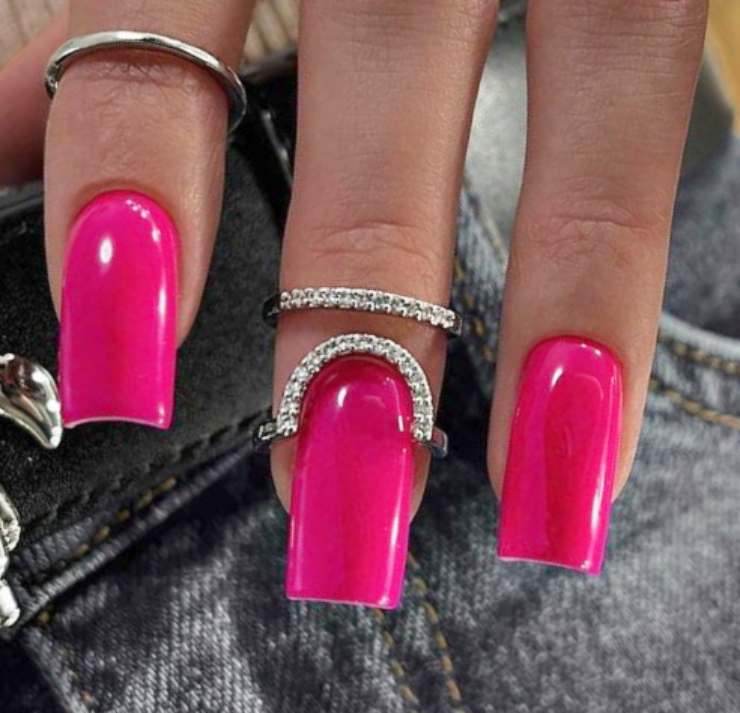 Nail Art di Primavera fucsia