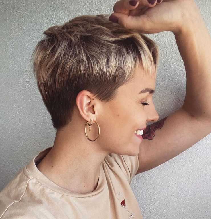 pixie cut biondo meches dorato