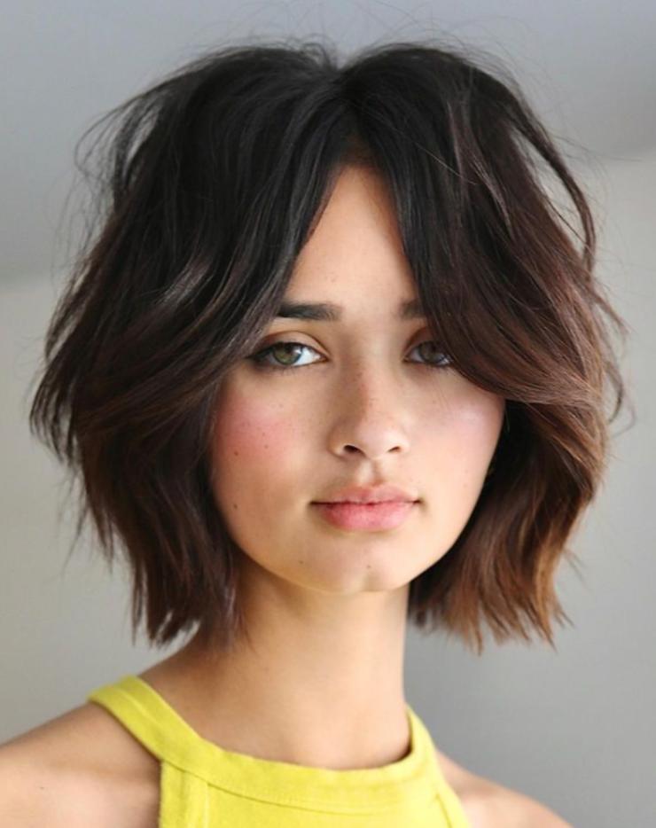 trucco fronte alta, hair bob con curtain bangs