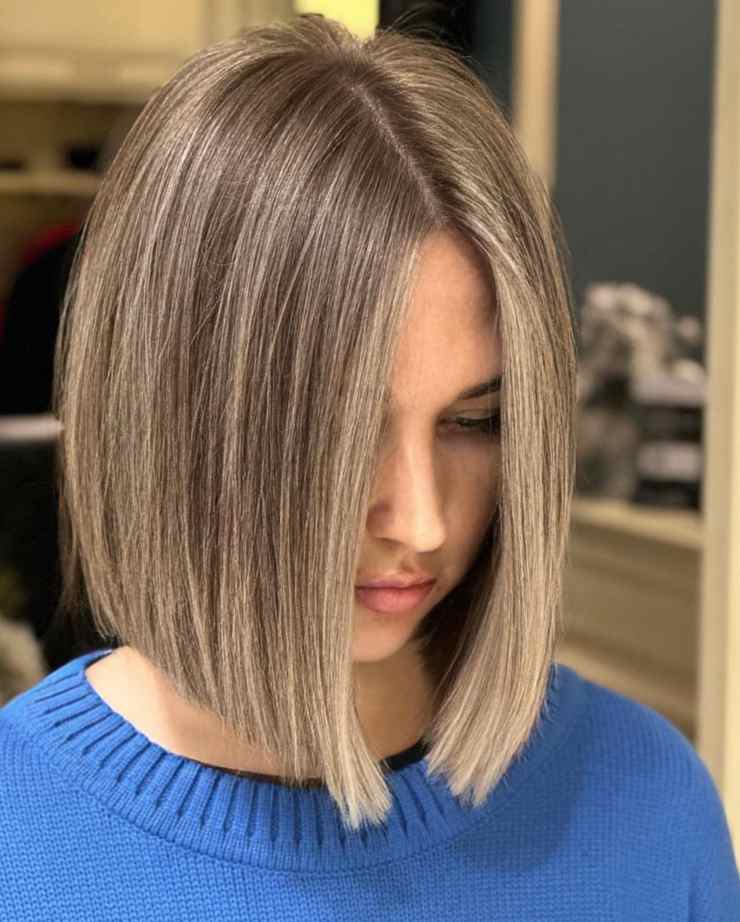 hair bob poco voluminoso con riga centrale