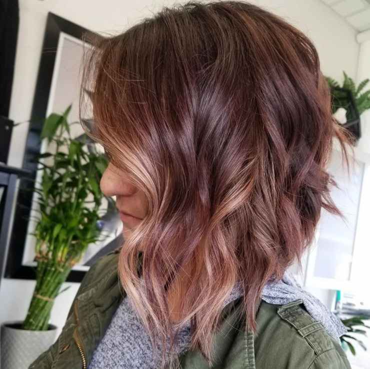 Viso tondo e sopracciglia hair bob mosso