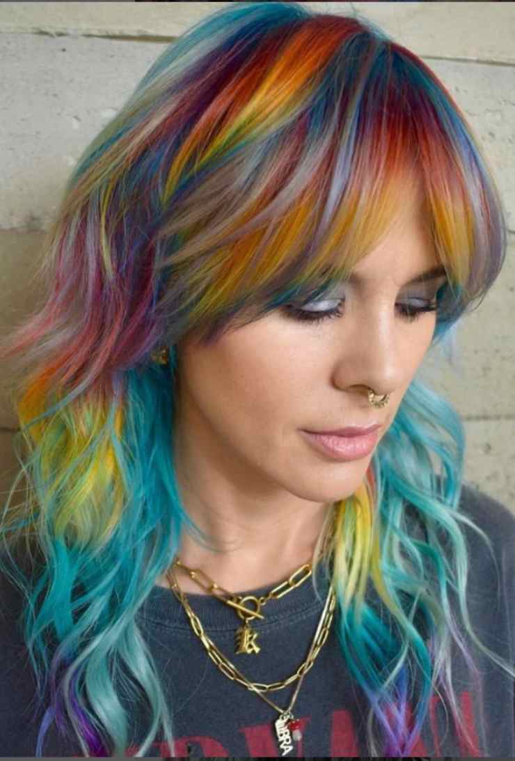 Come può tagliare i capelli chi ha la fronte alta