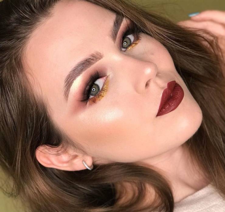 Quale tonalità di rossetto sta meglio con il colore degli occhi
