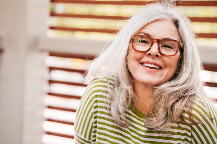 donna felice con capelli lunghi bianchi