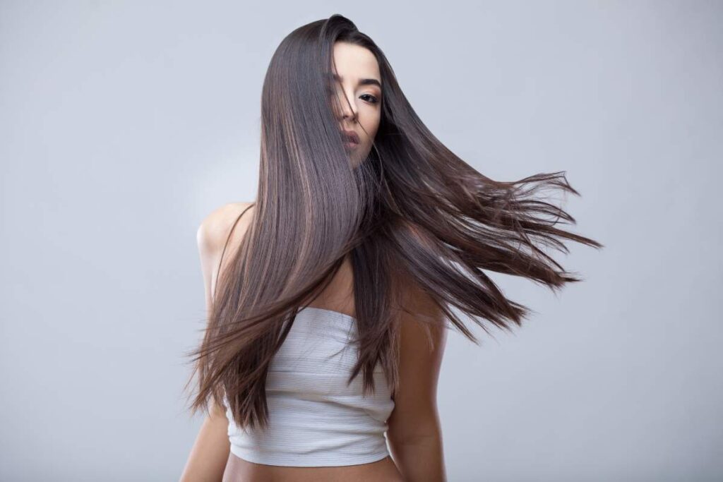 donna con capelli lunghi e voluminosi