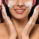 Donna con il sapone sulle gote