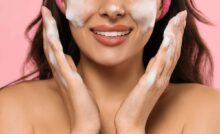 Donna con il sapone sulle gote