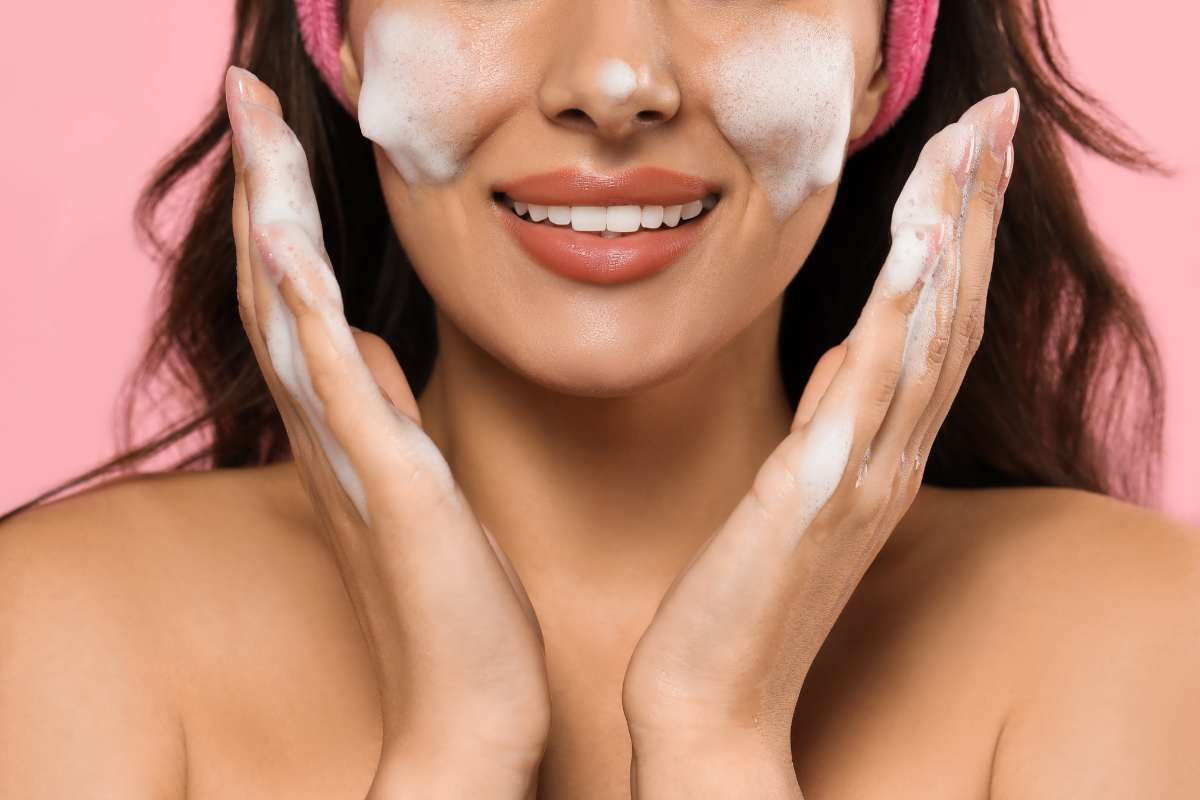 Donna con il sapone sulle gote