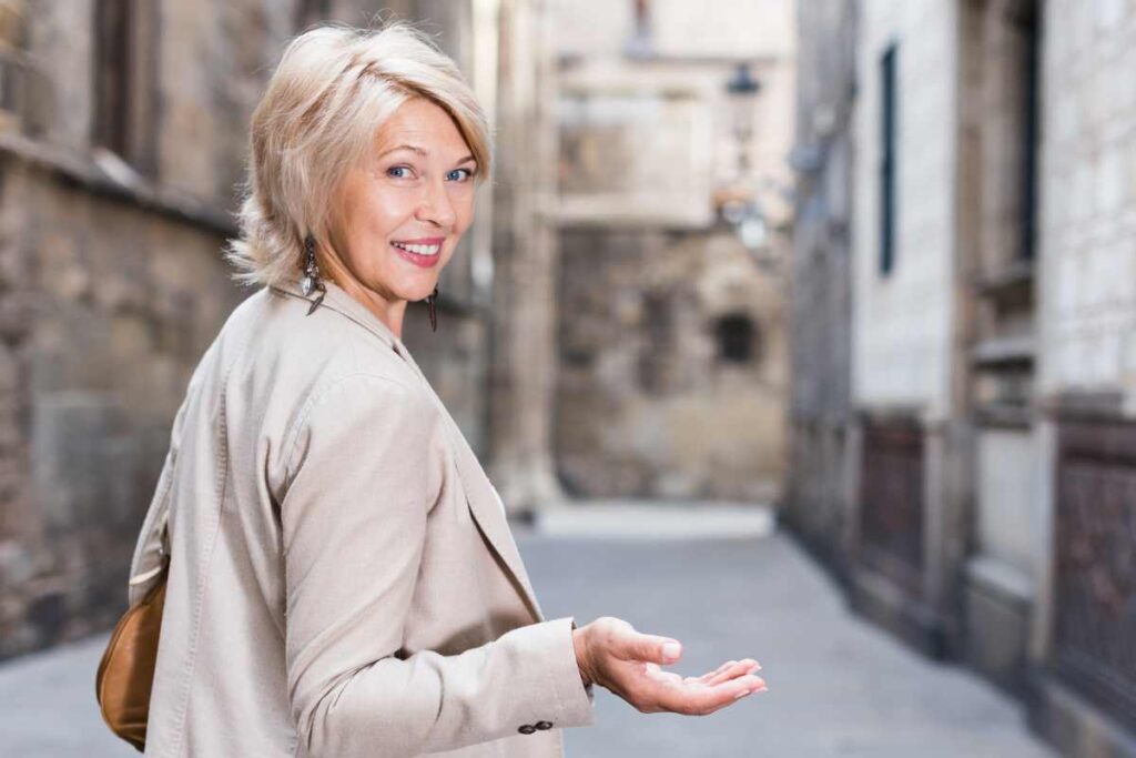 Donna con blazer e capelli corti bianchi