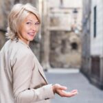Donna con blazer e capelli corti bianchi