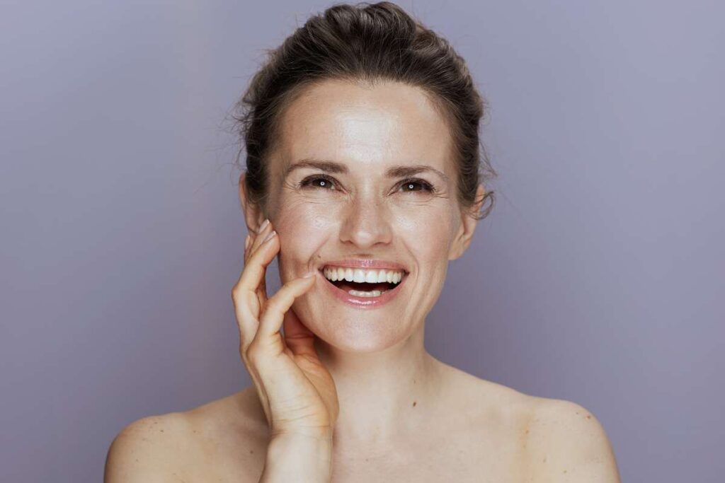 Donna sorridente over 40