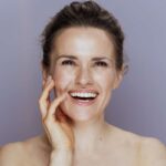 Donna sorridente over 40