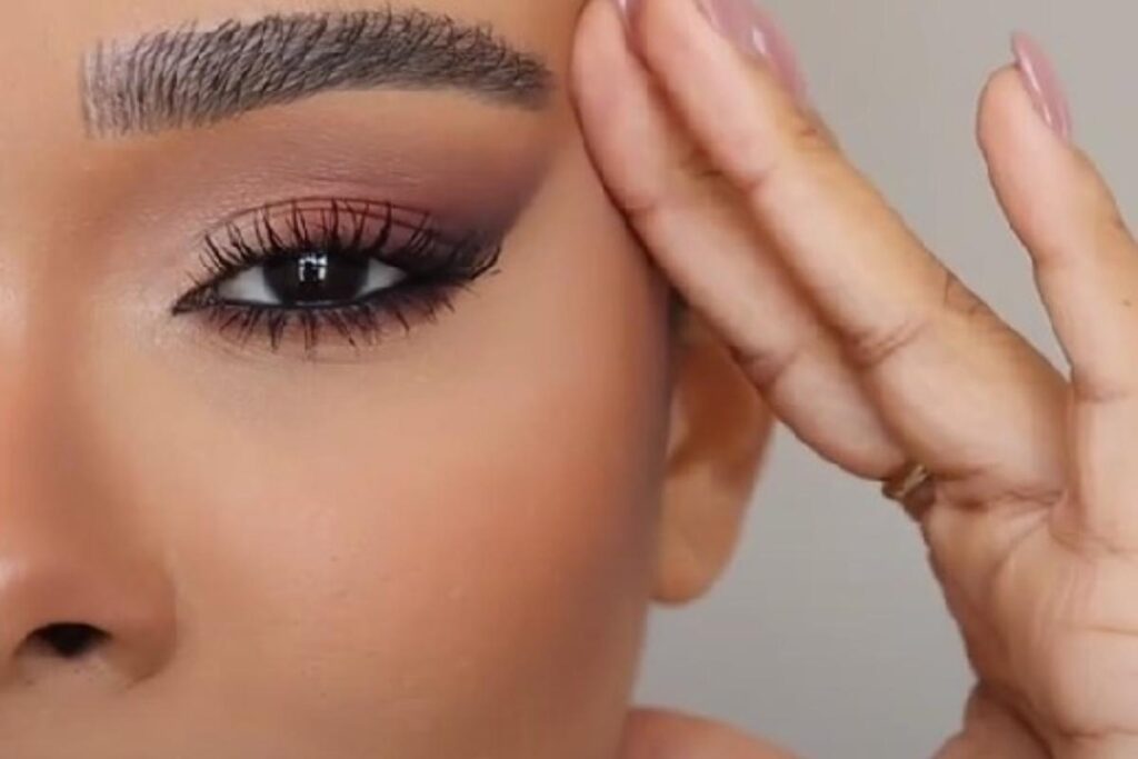 Donna con Smokey-eyes