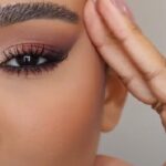Donna con Smokey-eyes