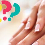 Mani e punti interrogativi colorati